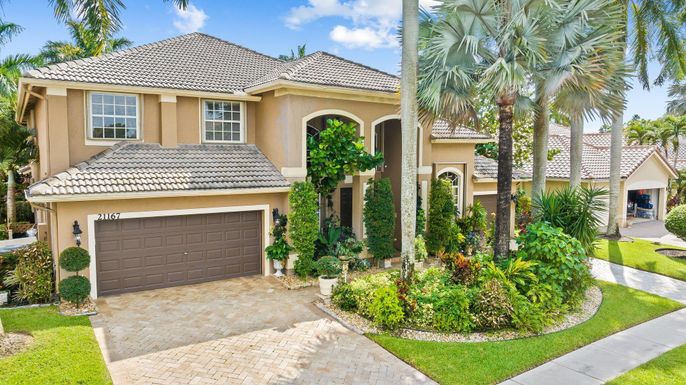 Attached, Exterior, Facade, Mediterranean