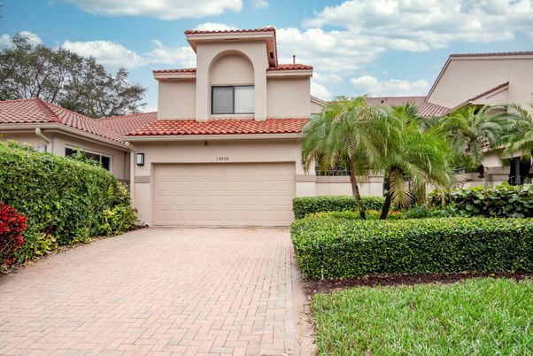 Attached, Exterior, Facade, Mediterranean