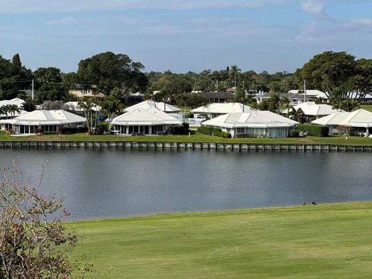 Exterior, Lake