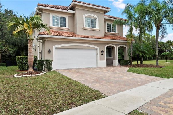 Attached, Exterior, Facade, Mediterranean