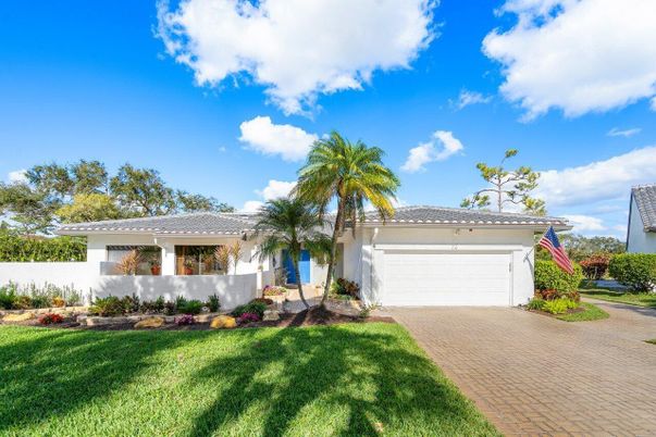 Attached, Exterior, Facade, Ranch