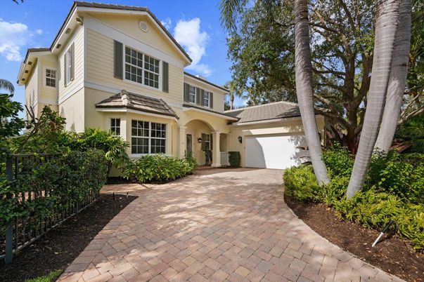 Attached, Exterior, Facade, Mediterranean
