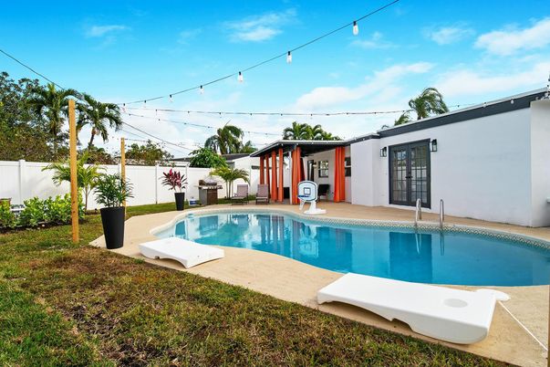 Exterior, Pool