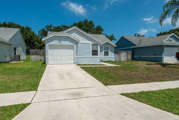 Attached, Exterior, Facade, Ranch