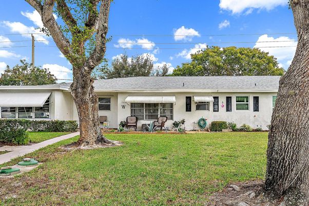Backyard, Exterior, Facade, Ranch