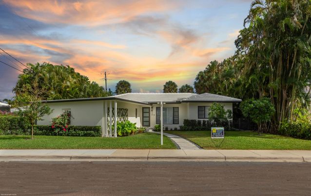 Exterior, Facade, Ranch