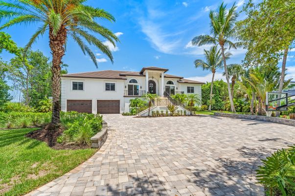 Attached, Exterior, Facade, Mediterranean