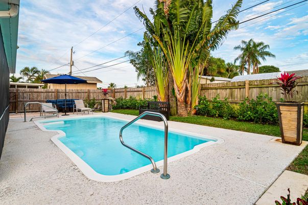 Exterior, Pool