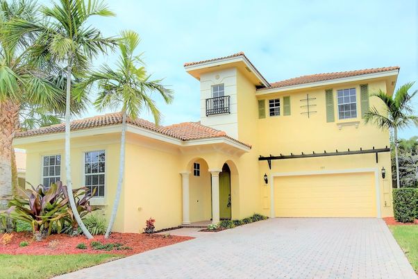 Attached, Exterior, Facade, Mediterranean