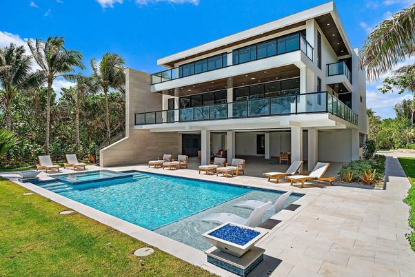Exterior, Facade, Pool, Modern