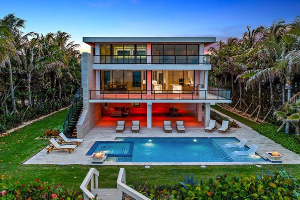 Backyard, Exterior, Facade, Pool, Modern