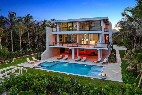 Backyard, Exterior, Facade, Pool, Modern