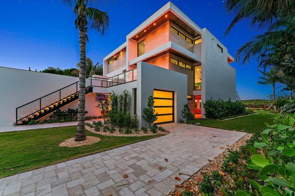 Attached, Backyard, Exterior, Facade, Modern