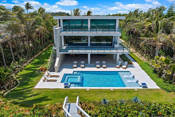 Backyard, Exterior, Facade, Pool, Modern