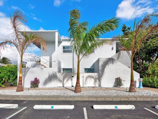 Exterior, Facade, Modern