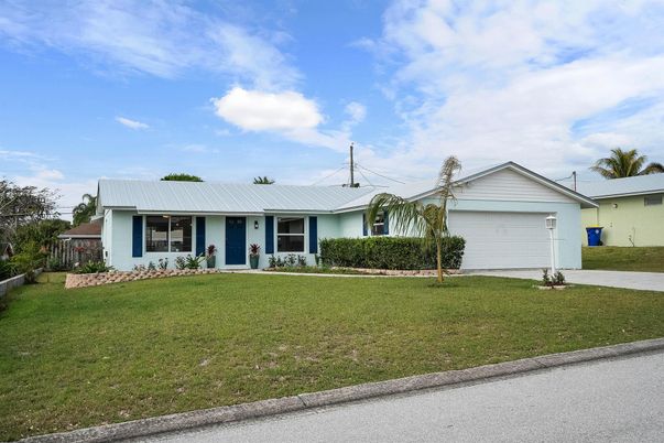 Attached, Exterior, Facade, Ranch