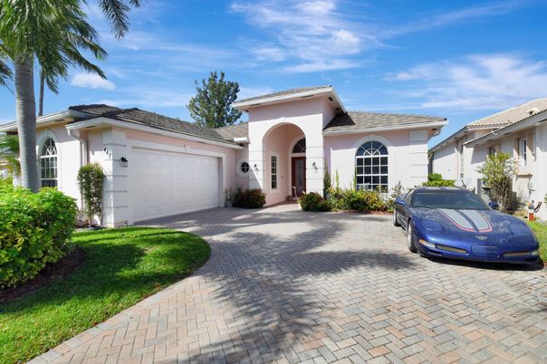Attached, Exterior, Facade, Mediterranean