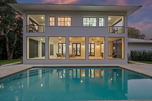 Exterior, Facade, Pool, Modern