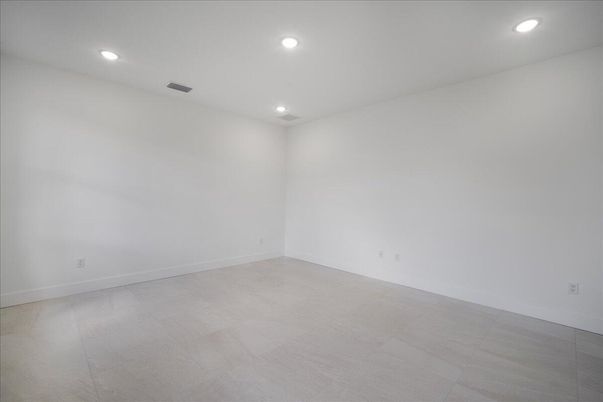 Empty room, Interior, Recessed Lighting