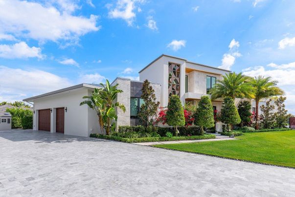 Attached, Exterior, Facade, Modern