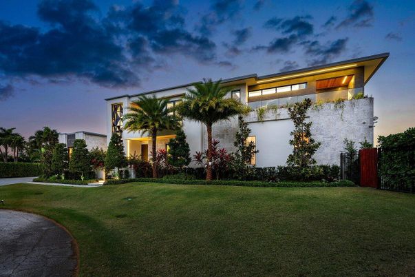 Backyard, Exterior, Facade, Modern