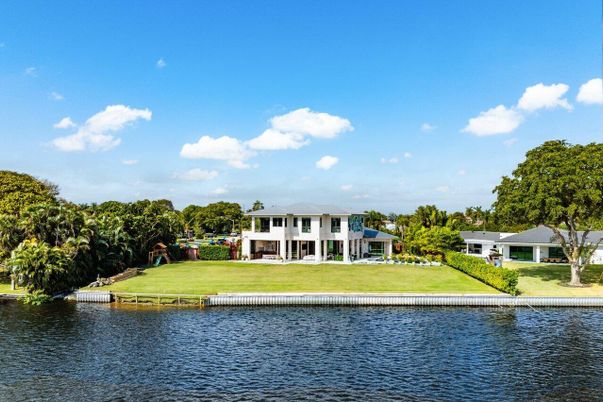 Exterior, Lake