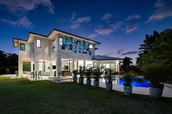 Backyard, Exterior, Facade, Pool, Modern