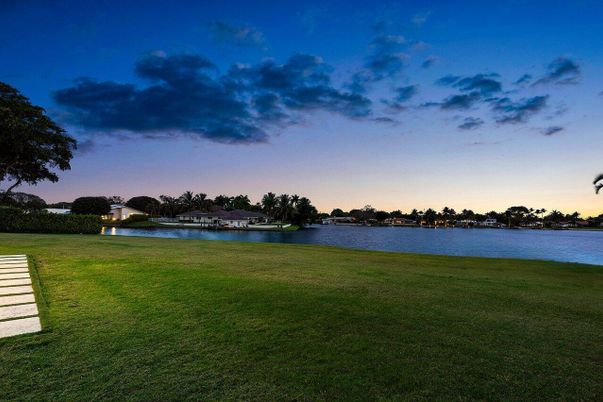 Exterior, Lake