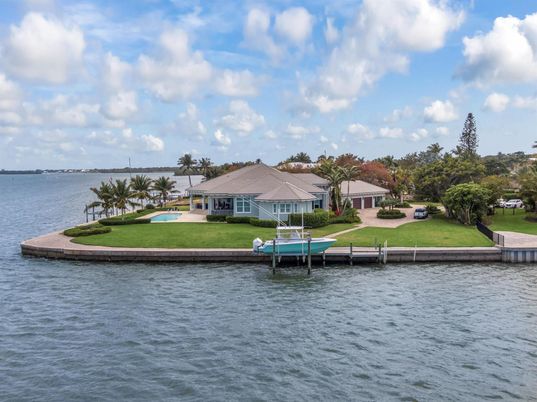 Exterior, Lake