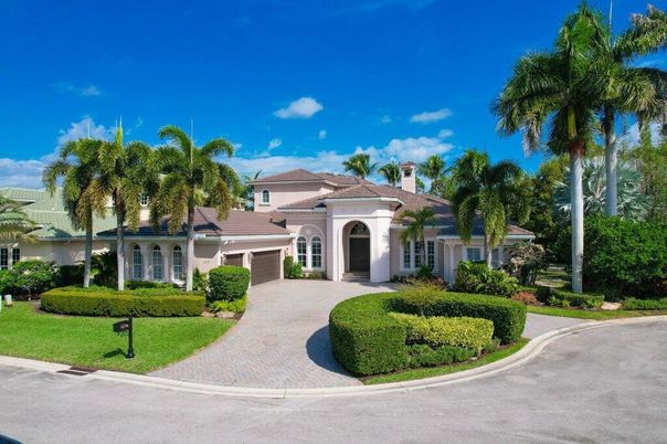 Attached, Exterior, Facade, Mediterranean
