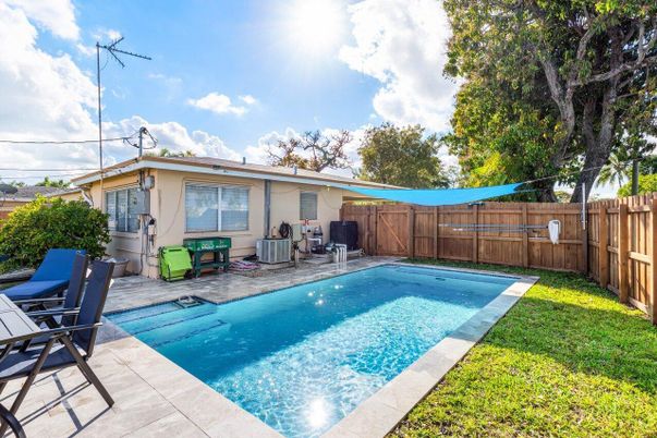 Exterior, Pool