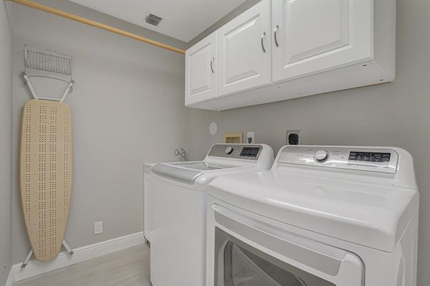 Interior, Washer, Wood Texture Flooring
