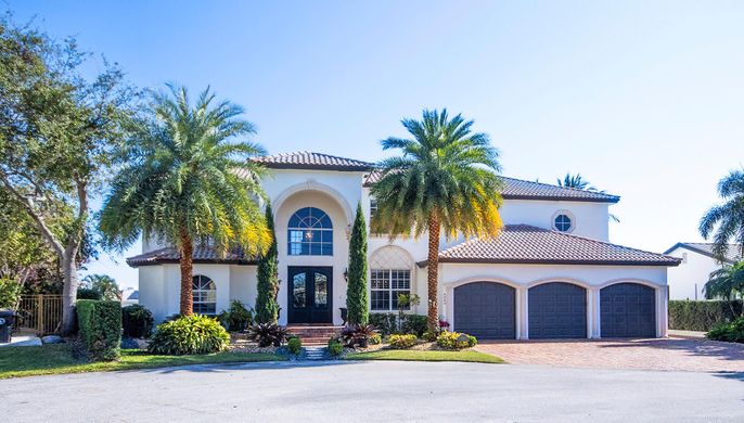 Attached, Exterior, Facade, Mediterranean