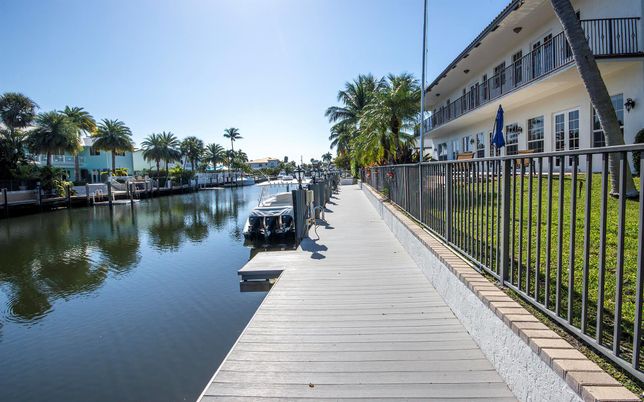 Exterior, Lake