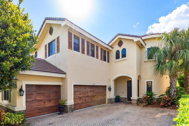 Attached, Exterior, Facade, Mediterranean