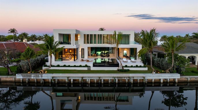 Exterior, Facade, Lake, Modern
