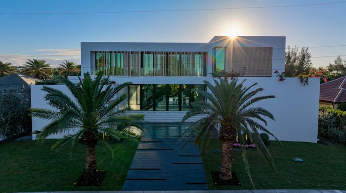 Exterior, Facade, Modern