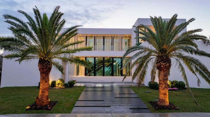 Exterior, Facade, Modern