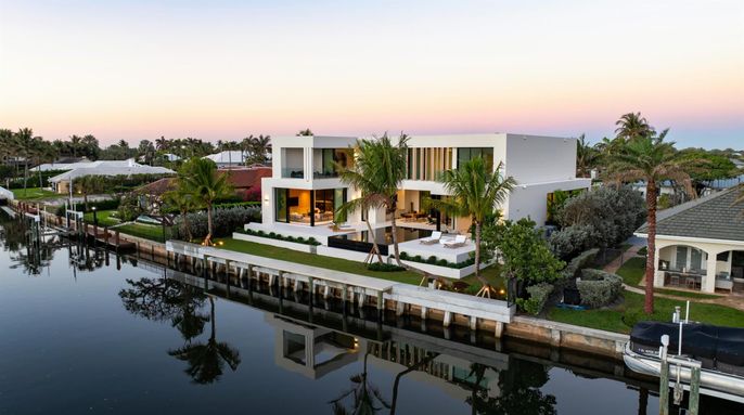 Exterior, Lake