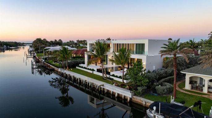 Exterior, Lake