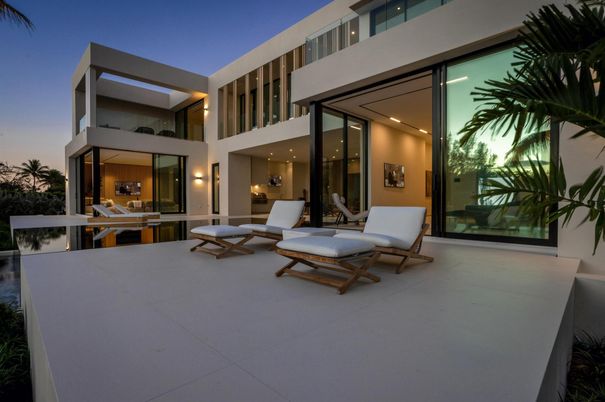 Exterior, Facade, Modern