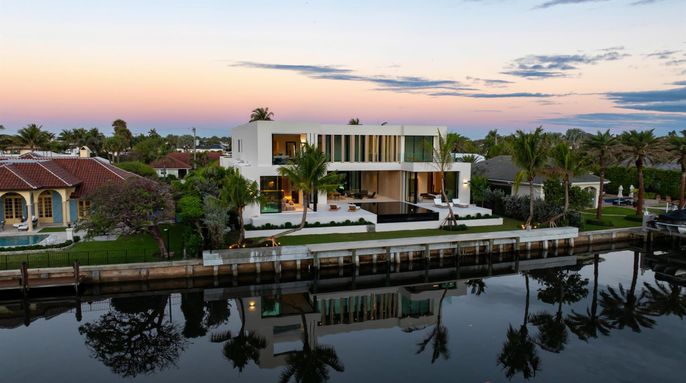 Exterior, Lake