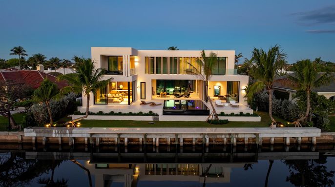Exterior, Facade, Lake, Modern