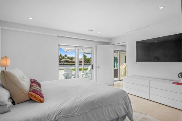 Bedroom, Interior, Recessed Lighting, Water