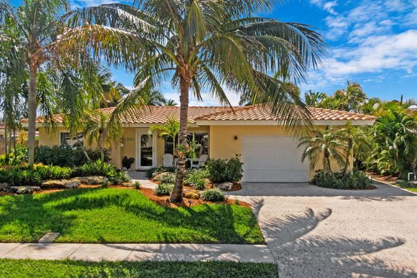 Attached, Exterior, Facade, Spanish Mediterranean