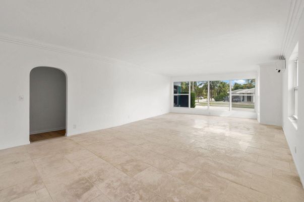 Empty room, Interior