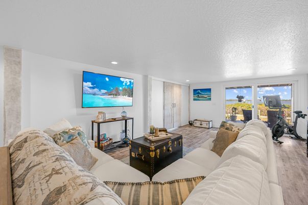Fitness Equipment, Interior, Living room, Recessed Lighting, Wood Texture Flooring