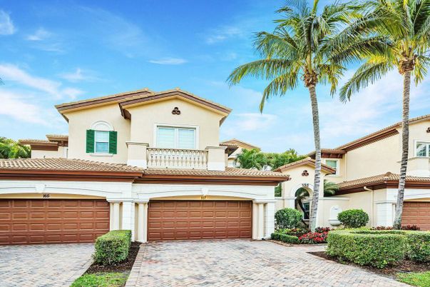 Attached, Exterior, Facade, Mediterranean