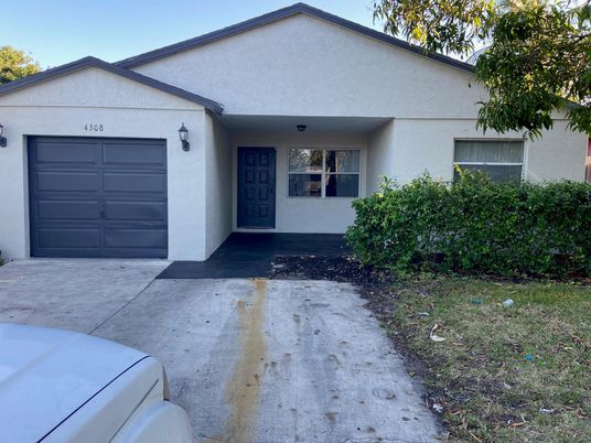 Attached, Exterior, Facade, Ranch