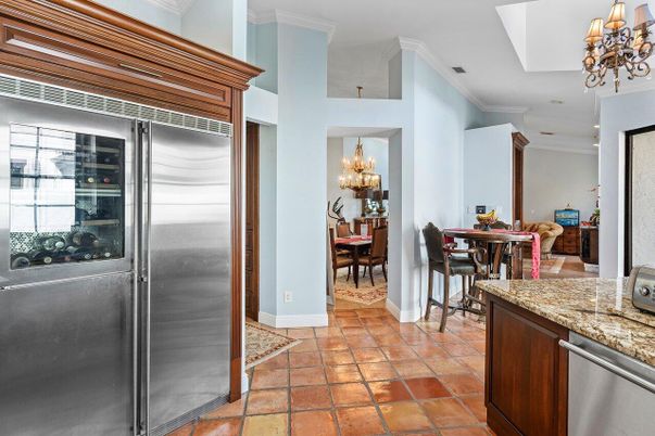 Chandelier, Dining room, Interior, Kitchen, Stainless Steel Appliances